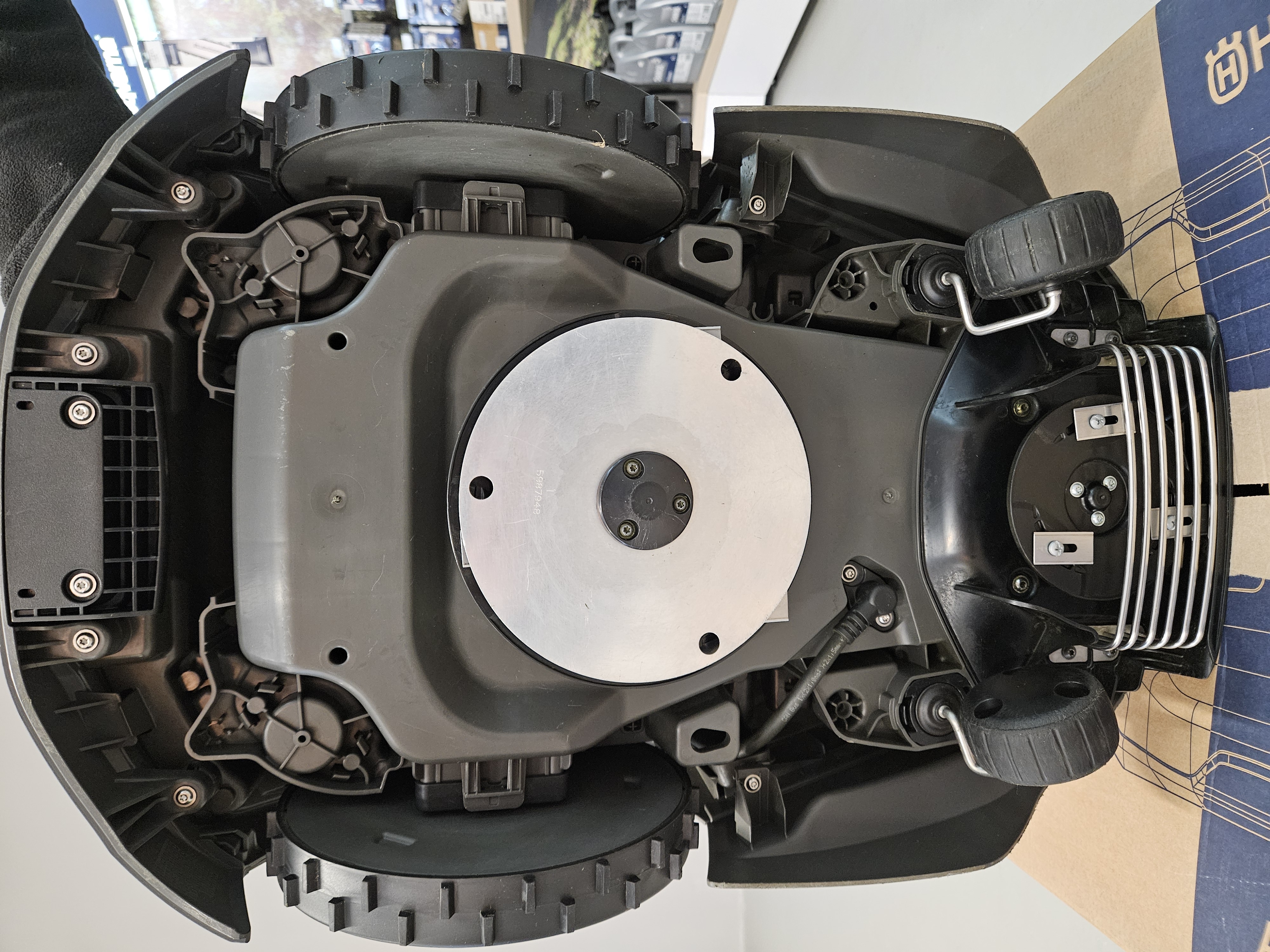 HUSQVARNA AUTOMOWER® 405XE NERA z modułem Epos-pokazowy 20251121_105657