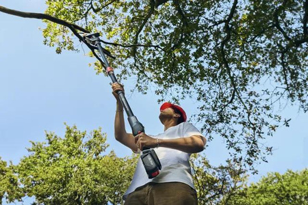 Husqvarna Aspire™ PE5-P4A Podkszesywarka Minipilarka z wysięgnikiem zestaw z akumulatorem 4 Ah