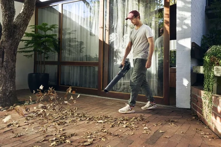 Dmuchawa akumulatorowa Husqvarna Aspire B8X-P4A Zestaw z akumulatorem 4 Ah